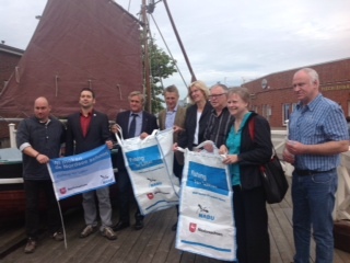 Staatssekretärin Almut Kottwitz und die Teilnehmenden am Programm "Fishing for Litter" am 23.05.2014 in Cuxhaven