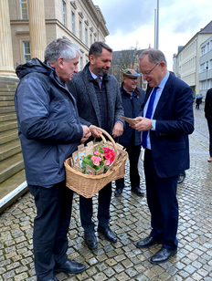 Minister Olaf Lies verteilt vor dem Landtag Blumensamen an den Ministerpräsident Stephan Weil
