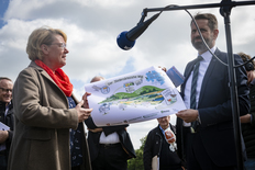 Barabara Otte-Kinast und Olaf Lies bei der Vertragsunterzeichnung des Niedersächsischen Wegs