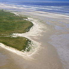 Blick von oben auf eine Landzunge im Wattenmeer