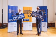 Dr. Ulf Meier und Minister Olaf Lies stellen die Kampagne "Investition mit Haltung" vor