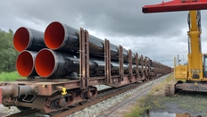 Anlieferung der Pipelinerohre gestern in Wilhelmshaven, auf dem Bild sieht man die Rohre, die in einem Güterzug transportiert werden und an der Zugentladestation angekommen sind