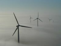 Windkraftanlage im Nebel