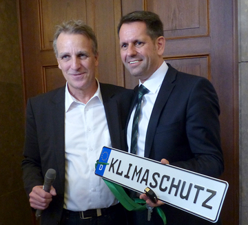 Stefan Wenzel übergibt den Ministeriumsschlüssel an den neuen Umweltminister Olaf Lies (22. November 2017)