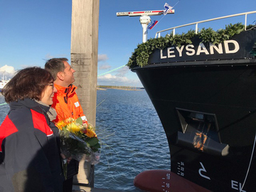 Umweltminister Olaf Lies und Direktorin des NLWKN Anne Rickmeyer bei der Taufe des Mehrzweckschiffs „Leysand“ (1. Dezember 2017)