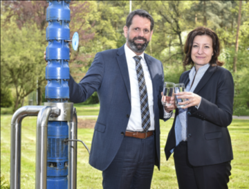 Olaf Lies, Minister für Umwelt, Energie, Bauen und Klimaschutz (Mitte) und Dr. Susanna Zapreva, Vorstandsvorsitzende enercity AG, stoßen am Trinkwasserbrunnen vor dem Wasserwerk Fuhrberg an