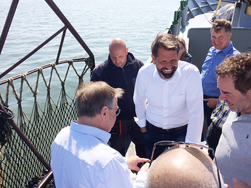 Umweltminister Olaf Lies unterwegs mit Muschelfischern vor der Küste bei Hooksiel (Mai 2018)