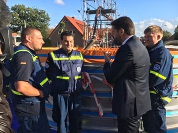Umweltminister Olaf Lies bedankte sich bei den freiwilligen Helfern während des Moorbrands bei Meppen (September 2018)