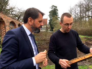 Umweltminister Olaf Lies besucht das Institut für Bienenkunde und schaut sich einen Bienenstock an