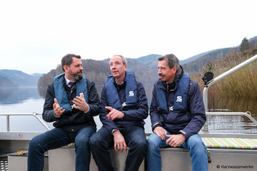 Umweltminister Olaf Lies gemeinsam mit zwei anderen Männern auf einem Boot auf dem Odertalstausee