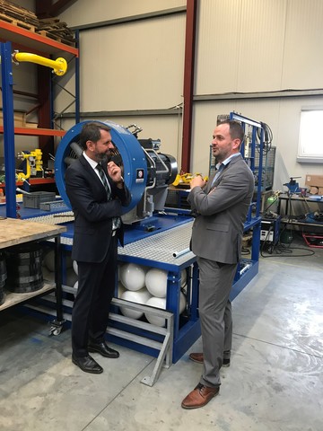 Minister Olaf Lies tauscht sich mit Marcus Reher von der Noordtec GmbH & Vo. KG in Westerstede zu regenerativ erzeugtem CNG, LNG und Wasserstoff als Kraftstoff für nachhaltige Mobilität aus (Juni 2019)