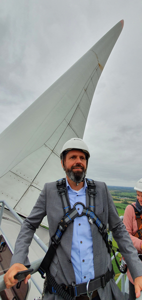 Sommerreise Tag 1: Olaf Lies in 136m Höhe auf einem Enercon-Windrad in Aurich (Juli 2019)