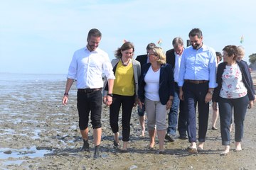 Gemeinsam mit Bundesumweltministerin Svenja Schulze hat Minister Olaf Lies in Dangast über Klimawandel, Küstenschutz und den Ausbau der Erneuerbaren diskutiert (August 2019)