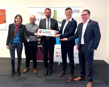 Autobatteriehersteller Clarios in Hannover bekommt von Umweltminister Lies das Label "Allianz für Nachhaltigkeit" verliehen