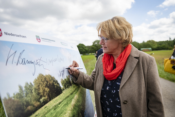 Barbara Otte-Kinast unterschreibt auf einem Plakat für den Niedersächsischen Weg