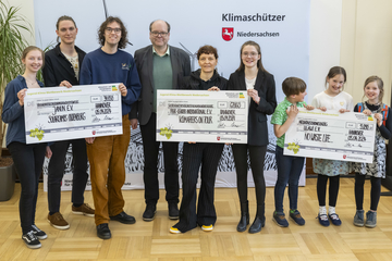 Alle Preisträger*innen des Jugend-Klima-Wettbewerbs mit Klimaschutzminister Christian Meyer