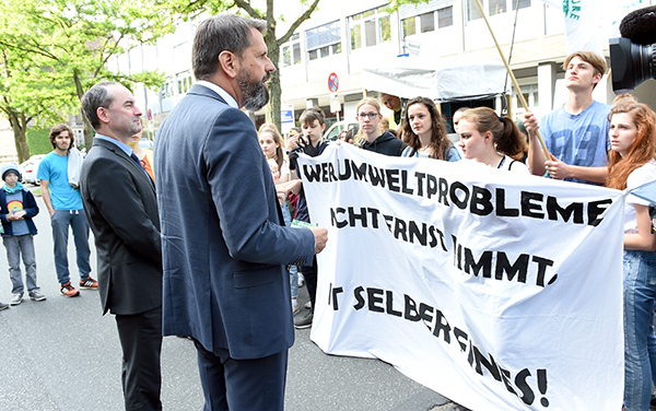 Energie- und Klimaschutzminister Olaf Lies mit den Demonstrantinnen und Demonstranten "FridaysForFuture"