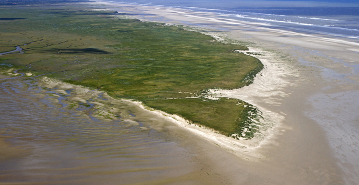 Blick von oben auf eine Landzunge im Wattenmeer