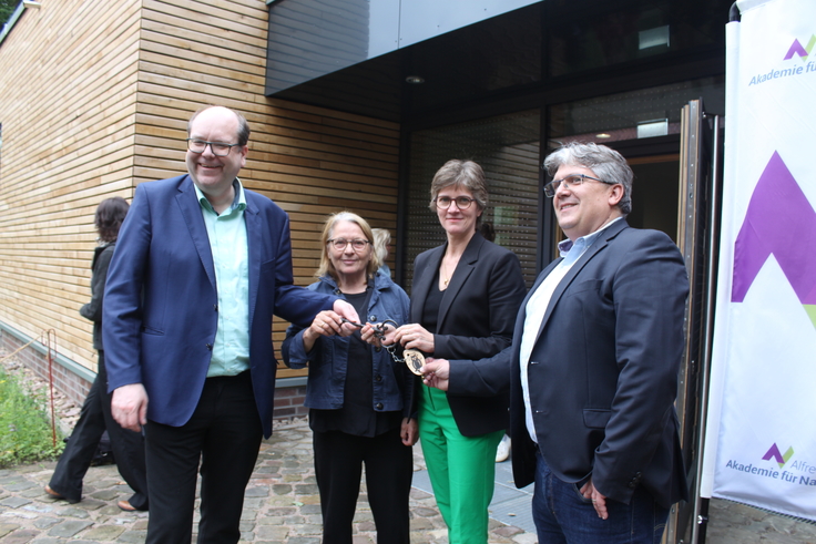 Minister Meyer, Petra Elias und Ulrike Herda vom Staatlichen Baumanagement Lüneburger Heide und Dr. Eick von Ruschkowski, Direktor der NNA