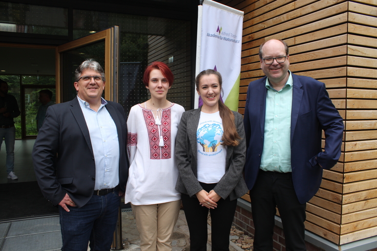 Gruppenbild Direktor, Stipendiantinnen, Minister