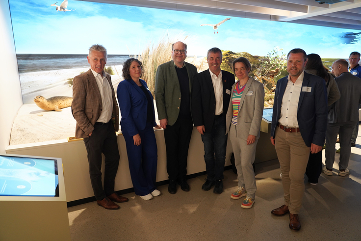 Vor einem Diorama (von links: Peter Südbeck, Leiter der Nationalparkverwaltung Wattenmeer; Dr. Valeria Bers, Leitung Watt Welten, Christian Meyer, Niedersächsischer Minister für Umwelt, Energie und Klimaschutz; Johann Saathoff, MdB; Saskia Buschmann,
