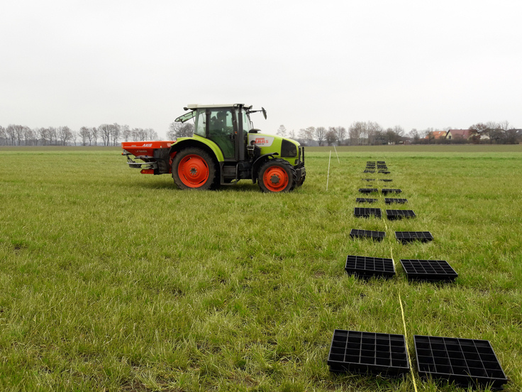 Ein typisches Angebot im Rahmen der Gewässerschutzberatung ist der sogenannte Düngerstreuer-Check, bei dem die Optimierung der Streugenauigkeit von Mineraldünger im Fokus steht.