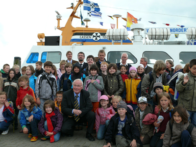 Minister Sander mit Grundschulkindern auf großer Fahrt im Wattenmeer