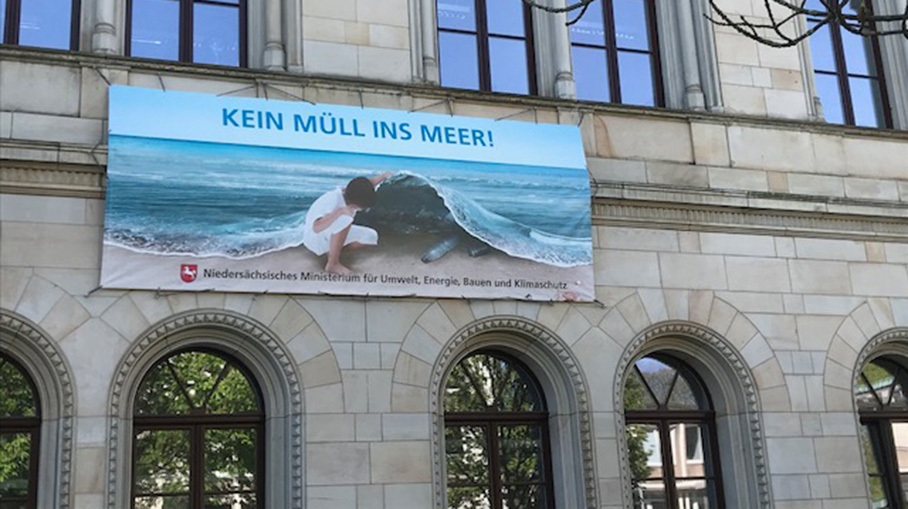Banner an der Fassade des Umweltministeriums