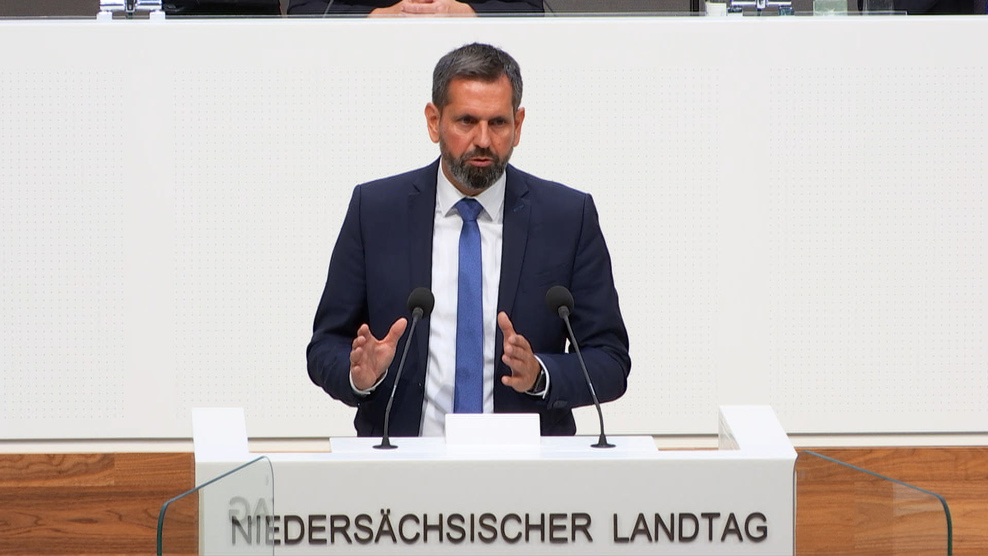 Minister Lies am Rednerpult des niedersächsischen Landtages