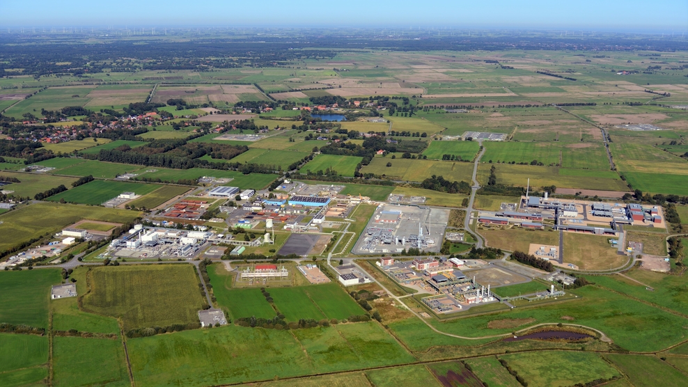 Luftbild der Kavernenanlage von Storag Etzel