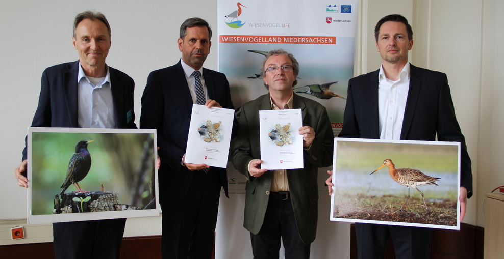 Die Teilnehmer der Pressekonferenz: Berthold Paterak, Olaf Lies, Dr. Heinz Düttmann, Thorsten Krüger
