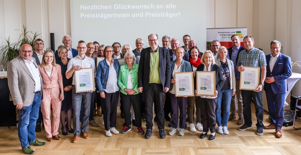 Umweltminister Meyer und die Preisträger*innen der Grünen Hausnummer 2022/2023