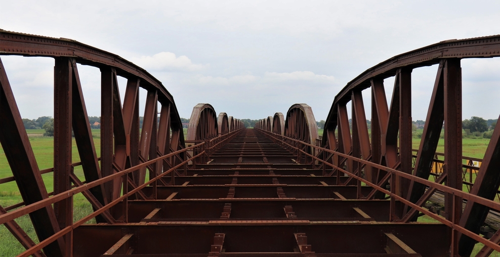Symmetrisches Bild der Dömitzer Eisenbahnbrücke