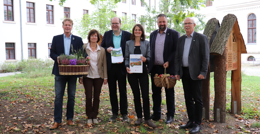 Die Mitglieder des Niedersächsischen Wegs im Innenhof des Umweltministeriums, Minister Meyer und Ministerin Staudte präsentieren die Berichte