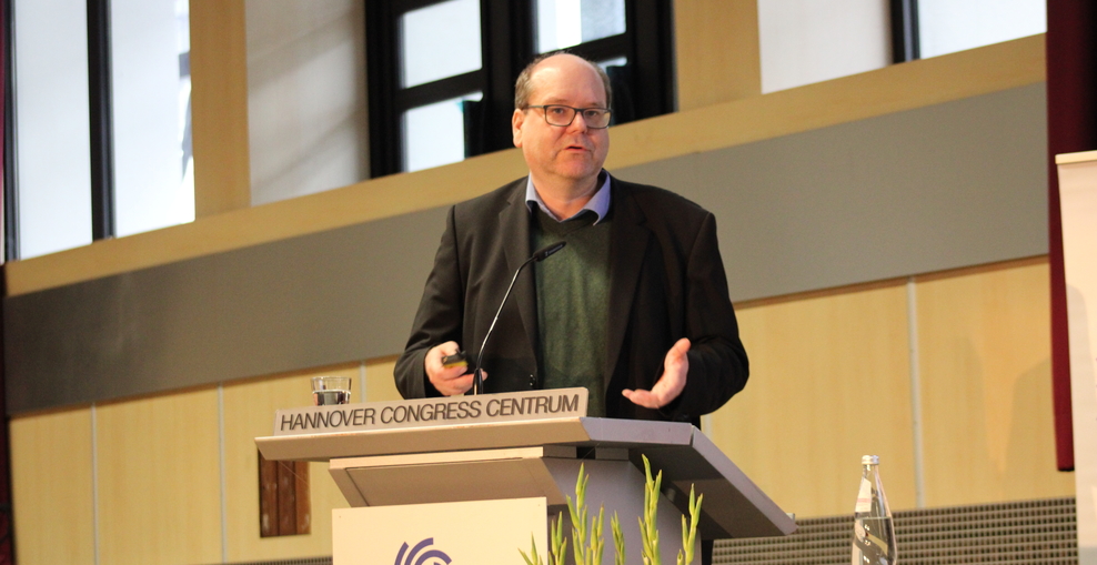 Minister am Rednerpult
