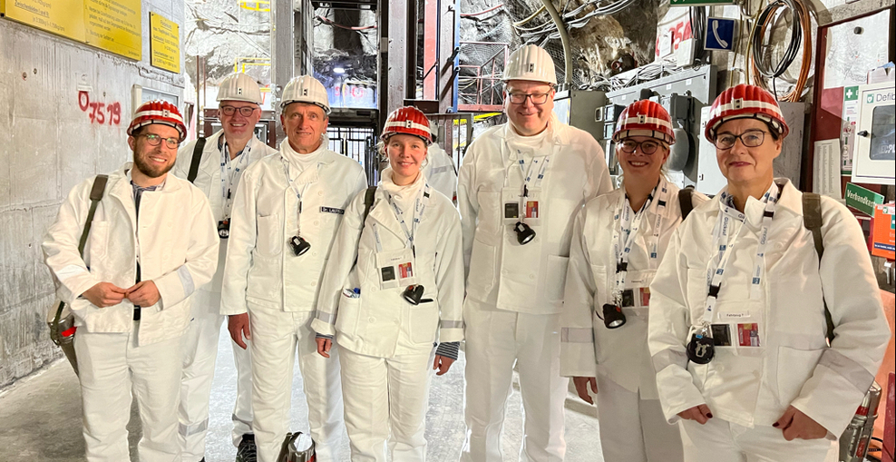 Minister Meyer und eine Gruppe weiterer Menschen in Bergmannskluft unter Tage.