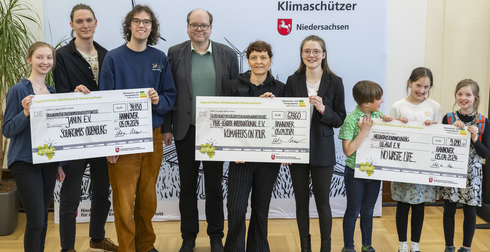 Alle Preisträger*innen des Jugend-Klima-Wettbewerbs mit Klimaschutzminister Christian Meyer