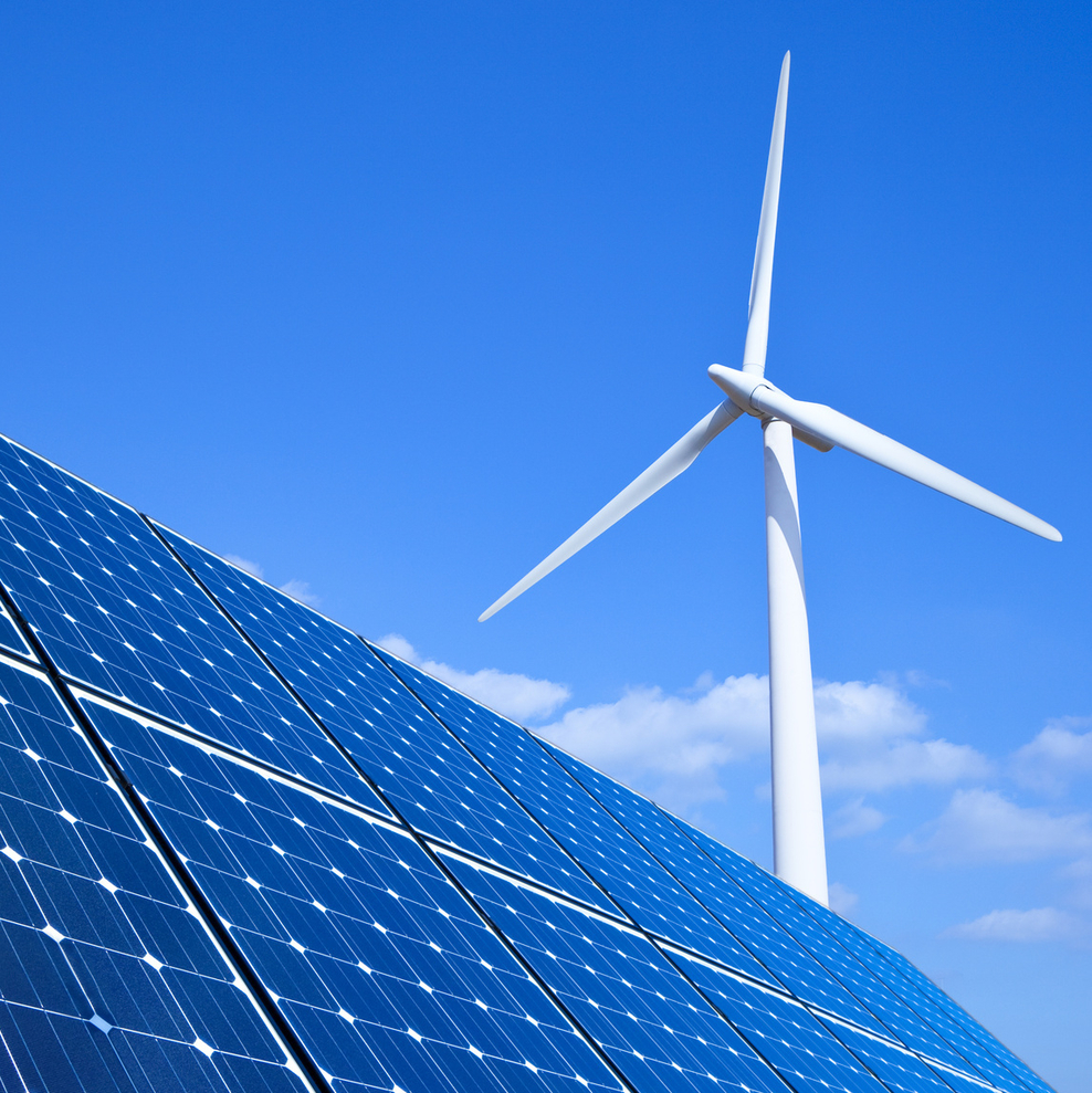 PV-Anlage und Windrad vor blauem Himmel