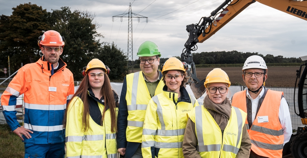 Gruppenfoto von Minister Meyer mit Gasunie Vertreterinnen auf Hyperlink Baustelle.