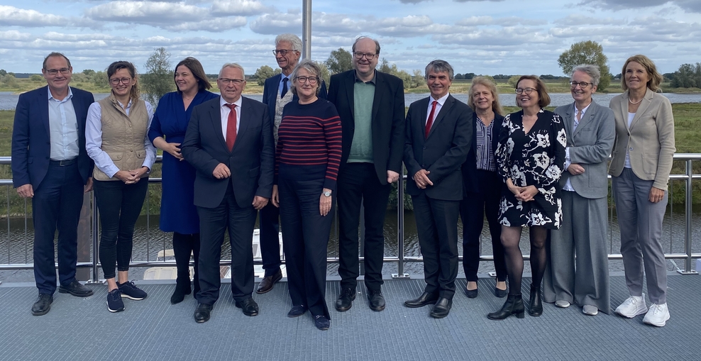 Die ElbministerInnen vor der Elbe.