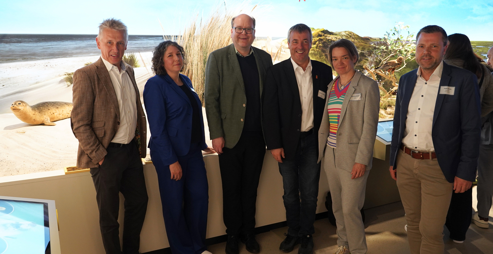 Vor einem Diorama (von links: Peter Südbeck, Leiter der Nationalparkverwaltung Wattenmeer; Dr. Valeria Bers, Leitung Watt Welten, Christian Meyer, Niedersächsischer Minister für Umwelt, Energie und Klimaschutz; Johann Saathoff, MdB; Saskia Buschmann,