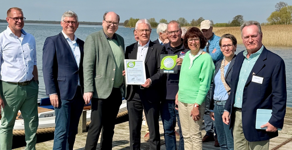 Minister Meyer mit Vertretern auf Steeg am Steinhuder Meer