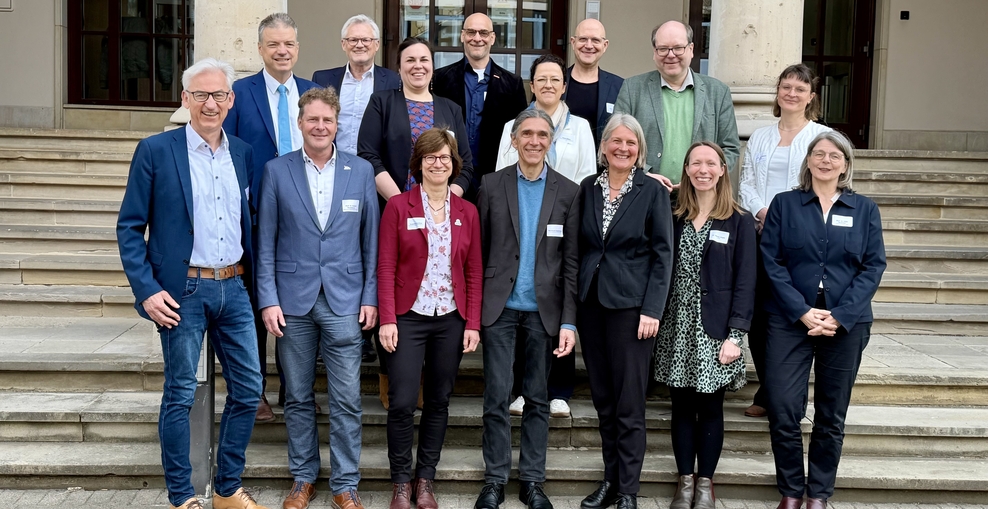Die Mitglieder des neu konstituierten Klimarats stehen auf der Treppe vor dem Umweltministerium.