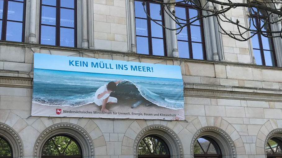 Banner an der Fassade des Umweltministeriums